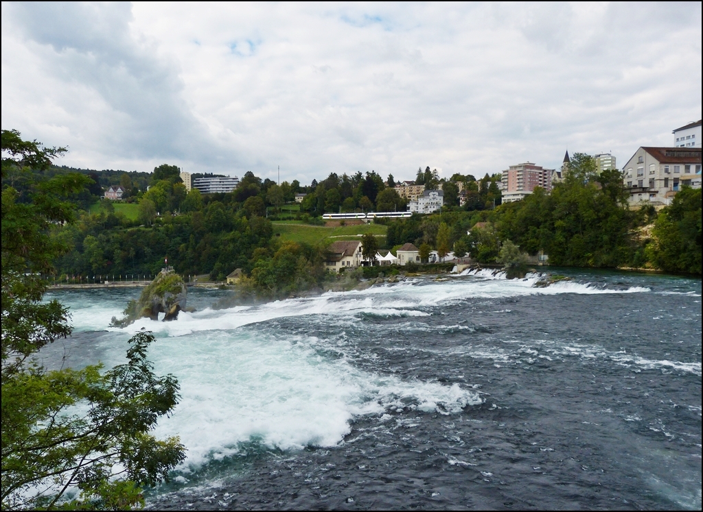 - Am Rheinfall - F�r Paddelboote ist hier Schluss, aber die Thurbo Doppeleinheit Stadler GTW RABe 526 f�hrt unbehindert von Schaffhausen nach B�lach. 13.09.2012 (Hans)