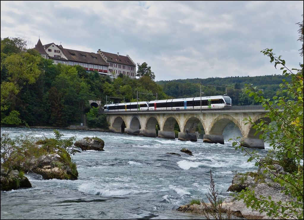 - Am Rheinfall - W�hrend man oben im Schloss Laufen die Ritterr�stung holen kann, f�hrt unten ein Thurbo Doppeleinheit GTW RABe 526 �ber den Rheinfall in Richtung Winterthur. 13.09.2012 (Jeanny)