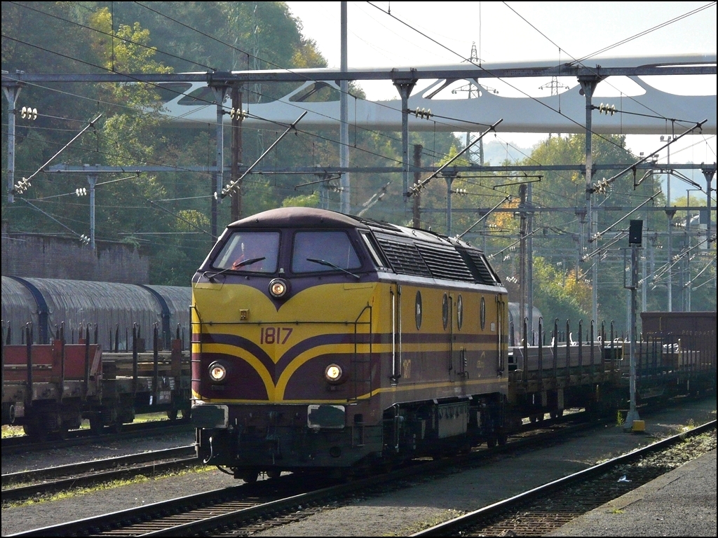 . Baujahr 1963 und nahezu unverw�stlich - Am 09.10.2010 dieselt die 1817 mit einem G�terzug durch den Bahnhof von Esch-sur-Alzette. Zusammen mit zwei Schwesterloks, ist sie heute noch jeden Tag auf den luxemburgischen Schienen im Einsatz. (Hans)