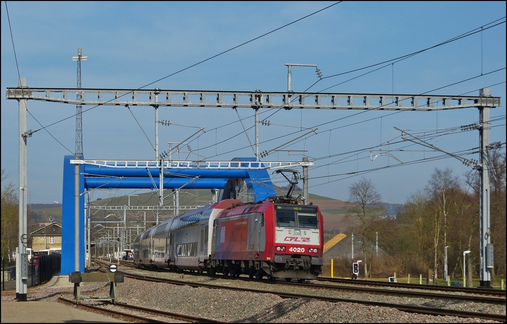 . Blaue Br�cke - Der Lupeninspektor hat festgestellt, dass die blaue Br�cke �ber die Alzette in Ettelbr�ck schief ist. Nichtdestotrotz f�hrt am 06.03.2013 die RB 3212 Luxembourg - Wiltz �ber die Br�cke dem Bahnhof von Ettelbr�ck entgegen. (Hans)