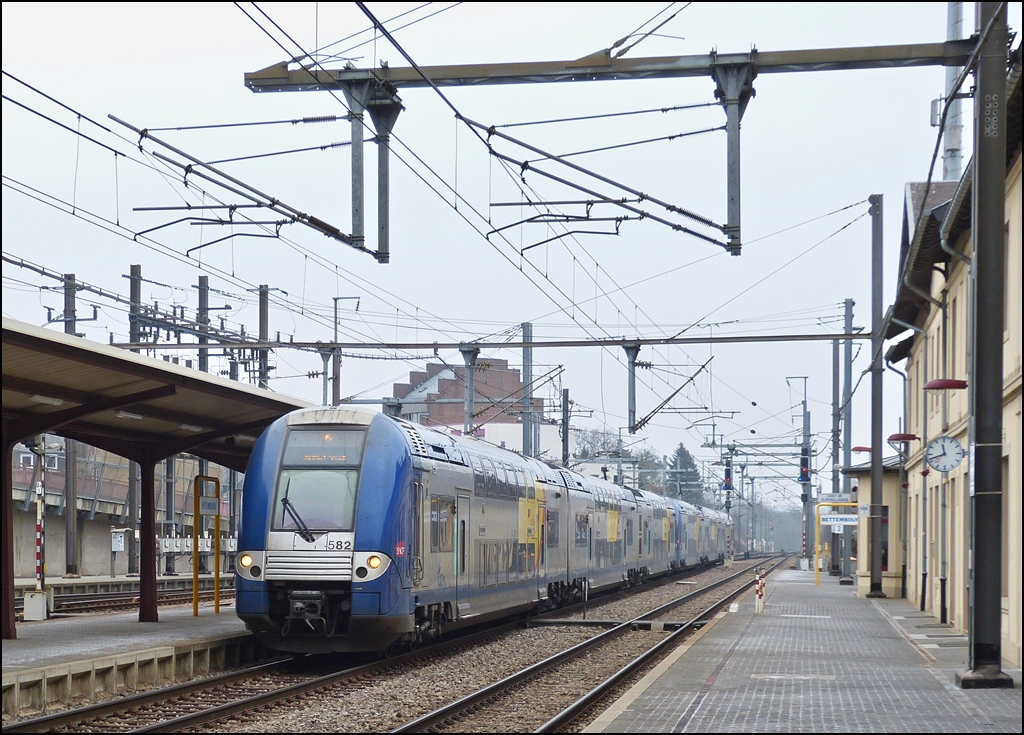. Computermaus in Blau - Die SNCF Doppeltraktion Z 24500/26500 (TER 2N NG) nach Nancy Ville durchf�hrt ohne Halt den Bahnhof von Bettembourg. 05.04.2013 (Hans) 