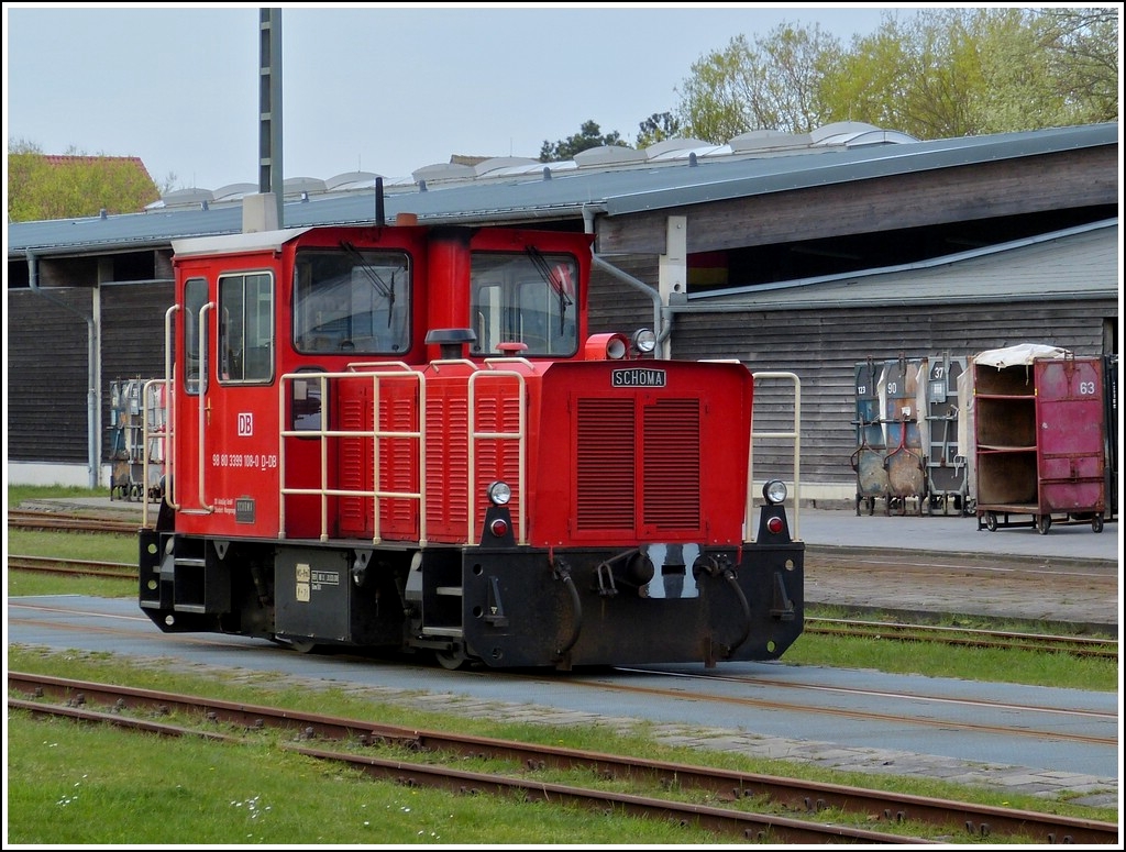 . Die Sch�ma Schmalspurlok (1000 mm) 399 108-0 wurde 1999 unter der Fabriknummer 5600 gebaut (Herstellertyp: CFL 150 DCL, Bauart: B-dh). Die Wangerooger Inselbahn ist das einzige von Verbrennungsmotoren angetriebene Verkehrsmittel auf der Insel. 07.05.2012 (Hans)
