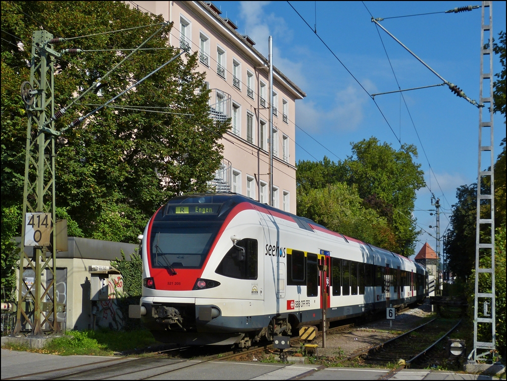 - Ein Sommerbild aus Konstanz - Der Seehas RABe 521 205 nach Engen hat soeben den B� Fischmarkt (km 414,0) passiert und f�hrt in Richtung Rheintorturm und Rheinbr�cke. 13.09.2012 (Hans)