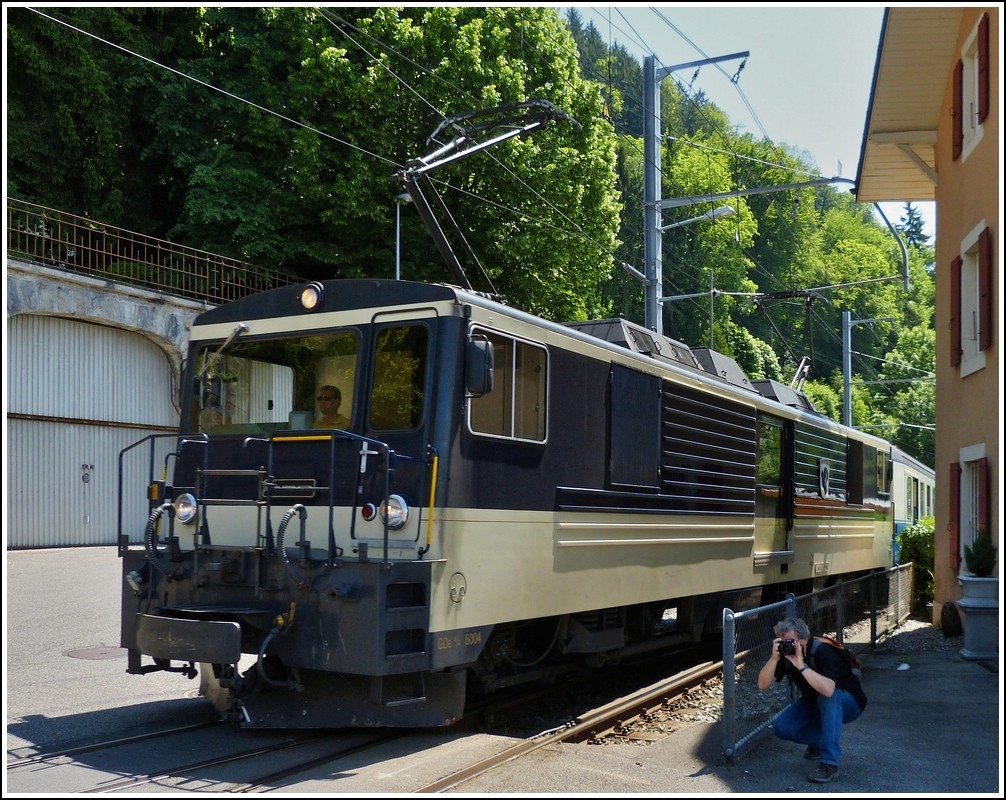 - Erwischt - Ich habe auch einen BB Fotografen w�hrend der Begegnung der beiden Goldenpass Z�ge am 27.05.2012 in Chamby erwischt. ;-) (Hans)