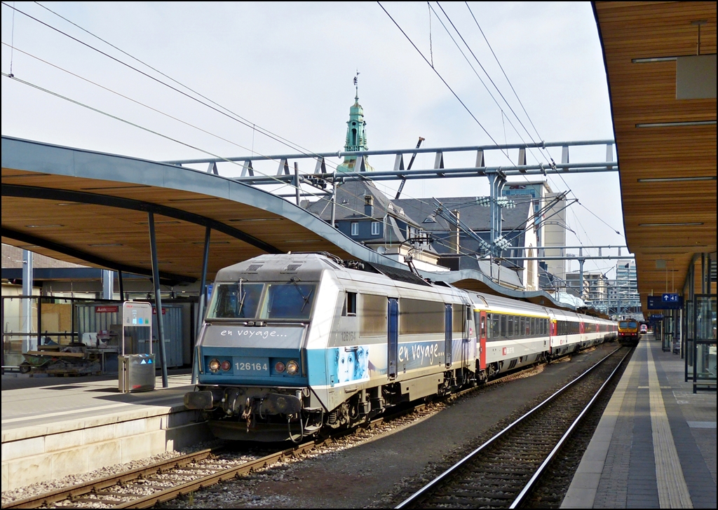 . Mein Versuch den Bahnhof von Luxembourg Ville gerade darzustellen - Die  en voyage  Sybic BB 26164 hat sich an die Spitze des EC 91  Vauban  gesetzt, um diesem etwas sp�ter nach Basel zu ziehen. 17.06.2013 (Hans)