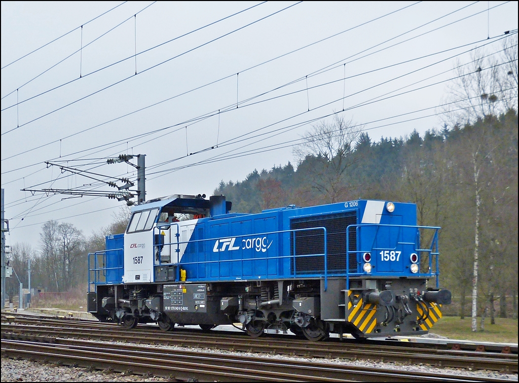 . Portrait der CFL Cargo 1587 aufgenommen am 05.04.2013 in Ettelbr�ck. (Hans)
Laut meinen Recherchen hat diese Lok keinen MTU, sondern einen Caterpillar Motor.
Ich habe folgende Daten gefunden: 
Hersteller: Vossloh 
Typ: G 1206      
Fabriknummer: 5001692  
Bauart: B'B'-dh       
Baujahr: 2011  
Spurweite: 1435 mm      
EBA-Nummer: EBA 03E09K 056 
Spurweite: 1435 mm 
Achsfolge: B´B´ 
L�nge �ber Puffer: 14700 mm 
Drehgestellmittenabstand: 7200 mm  
Drehgestellachsstand: 2400 mm 
Gr��te Breite: 3080 mm 
H�he �ber Schienenoberkante:  4220 mm 
Raddurchmesser neu: 1000 mm 
Kleinster befahrbarer Gleisbogen: 60 m
Dienstgewicht:  87,3 t 
Kraftstoffvorrat: 3150 l 
            
Motor           
Hersteller: Caterpillar
Typ: 3512B DI TA 
Leistung: 1500 kW 
Drehzahl: 1800 1/min 
            
Getriebe           
Hersteller: Voith 
Typ: L 5r4 zU2 
H�chstgeschwindigkeit: 80 km/h 100 km/h 
           
Baujahre: seit 1997 
gebaute St�ckzahl: 127 

Lebenslauf:

05.2011  Auslieferung an B & V Leipzig GmbH, Leipzig (D)   500 1692 
(NVR-Nummer: 92 80 1276 042-9 D-BUVL)   
05.2011  Vermietung an duisport rail GmbH, Duisburg (D)  
05.2011  Vermietung an BEG - Bocholter Eisenbahngesellschaft mbH, Bocholt (D)  
2011  Vermietung an CFL Cargo S. A., Esch-sur-Alzette (L)   1587   

           
