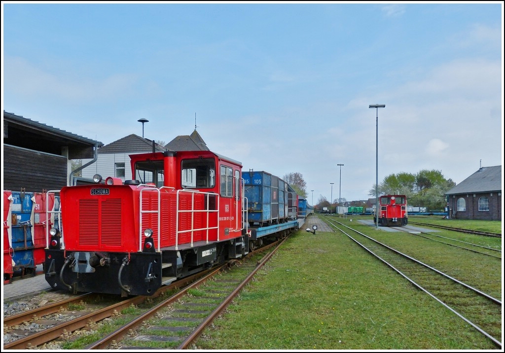 . Schmalspuriger G�terverkehr - Bei der Wangerooger Inselbahn findet er auch noch statt, der G�terverkehr. Am 07.05.2012 stand die Sch�ma Schmalspur-Diesellok 399 107-2 mit einem G�terzug im Bahnhof Wangerooge. Die Lok wurde unter der Fabriknummer 5599 im Jahre 1999 bei der Diepholzer Lokfabrik Sch�ttler gebaut (Herstellertyp: CFL 150 DCL, Bauart: B-dh). Im Hinblick auf die aggressive, salzhaltige Meeresluft erhielt sie einen Aufbau aus Nirosta-Blechen. Als Antriebsaggregat dient ein KHD-Motor mit 166 kW Leistung. Der Antrieb erfolgt erstmals nicht �ber Kuppelstangen, sondern �ber hochdimensionierte Gelenkwellen. Die 399 107-2 ist zus�tzlich mit Funkfernsteuerung ausger�stet. (Hans)