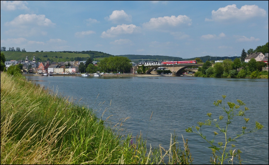 . Sommer an der Mosel - Der RE 5222 Trier Hbf - Luxembourg wird in K�rze den Bahnhof von Wasserbillig erreichen und nach kurzem Halt seine Reise nach Luxemburg Stadt fortsetzen. 16.07.2013 (Jeanny)