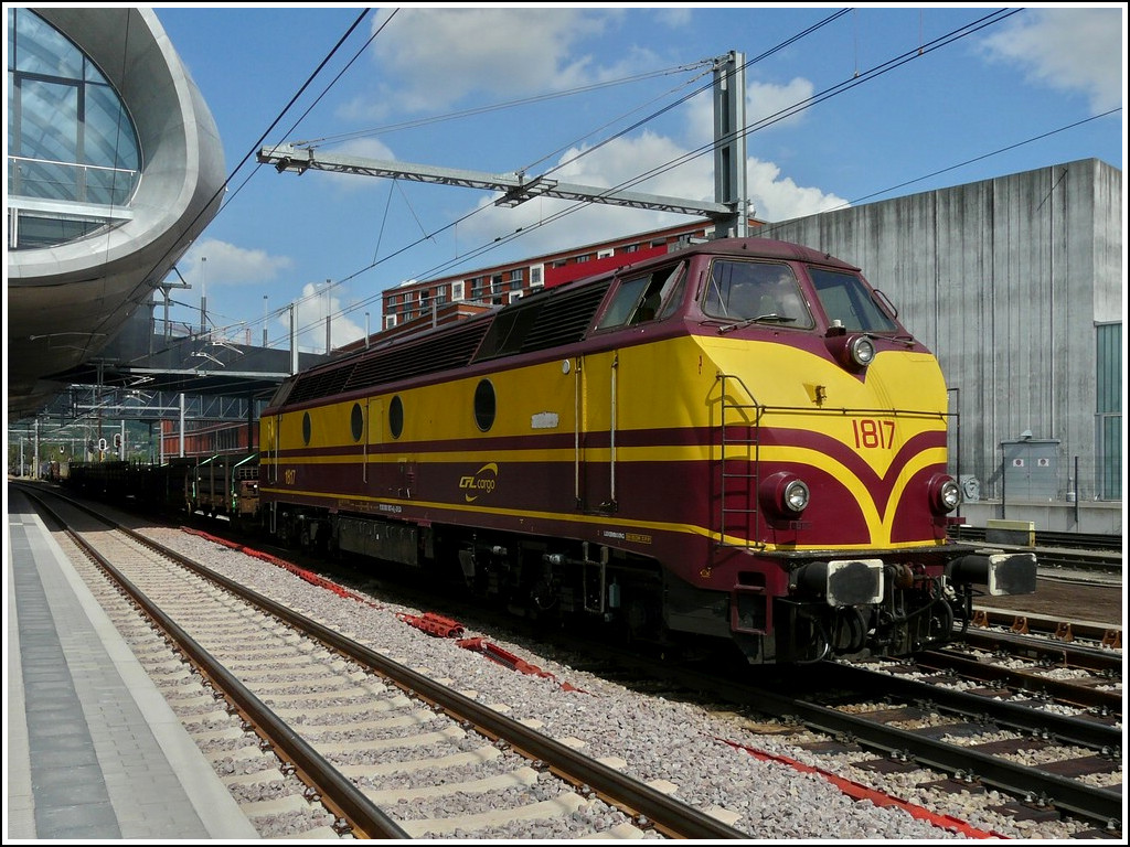 . Vom Sp�therbst 1963 bis Juli 1964 nahm die CFL zwanzig Lokomotiven der Baureihe 1800 in ihren Bestand auf. Diese Loks wurden bei La Brugeoise et Nivelles (BN) in Belgien gebaut, es handelte sich bei den Maschinen um eine Weiterentwicklung der bew�hrten Baureihe 1600. Bei dem GM-Dieselmotor handelte es sich um den denselben Typ, der auch in den 1600er Verwendung fand. Die elektrische Anlage erlaubte eine Drehzahl des Dieselmotors von 835 t/min und somit eine Leistungssteigerung um 200 PS. 

Die CFL 1800er sind baugleich mit der BR 205 (55) der SNCB, allerdings unterscheiden sie sich im elektrischen Teil (Generator und Traktionsmotoren). Die CFL 1800er wurden haupts�chlich im G�terverkehr eingesetzt, lediglich die 1818 und 1819 konnten dank einer Heizungsanlage auch im Reisezugdienst vor den Wegmann-Wagen eingesetzt werden. 

In den fast 50 Betriebsjahren waren die 1800er eine zuverl�ssige Lokbaureihe im schweren Streckendienst. Wendepunkte im Ausland waren Ehrang, Aachen West �ber Vis�-Montzen, Metz, Longuyon sowie diverse belgische Bahnh�fe (u.a. Ronet �ber die Athus-Meuse Linie und auch die Strecke 162, Hasselt �ber Vis� sowie Li�ge und Ans). Mit Sonderreisez�gen wurde Koblenz sowie K�ln-Deutz �ber die Eifelstrecke und auch das schw�bische G�ppingen, in Belgien Blankenberge, Oostende, Antwerpen, in den Niederlanden Maastricht sowie Strasbourg in Frankreich erreicht. 1995/1996 kamen einige Maschinen bei der SNCB im Rahmen des Kilometerausgleiches vor schweren Erzz�gen auf der Athus-Meuse Linie zum Einsatz. 

Die �ra der 1800er neigt sich aber Anfang 2012 ihrem Ende entgegen. Nur noch 2 Exemplare der formsch�nen Gro�dieselloks sind noch im t�glichen Einsatz: 1817 und 1818. Letzterer wird die Ehre zuteil, als Museumslok die Nachwelt mit ihrem typischen GM Sound vor Sonderz�gen zu erfreuen. 

Wenig bekannt sein d�rfte, dass BN 198 Maschinen mit GM-Motorisierung baute und somit gr��ter Hersteller amerikanischer Technik in Europa war. 

Hier noch die technischen Daten der 1800er: 
Achsfolge: Co'Co'
H�chstgeschwindigkeit: 120 km/h
Dienstgewicht: 110/114 t (bei 2/3 Vorr�ten)
Leistung: 1800 PS (1324 kW) 
Mindestkurvenradius: 80 m
Kraftstofftank: 4000 l
Kraft�bertragung: diesel-elektrisch
Hersteller: BN (La Brugeoise et Nivelles)


Das Bild zeigt die 1817 mit einem G�terzug in Belval/Universit� am 06.08.2010. (Jeanny)