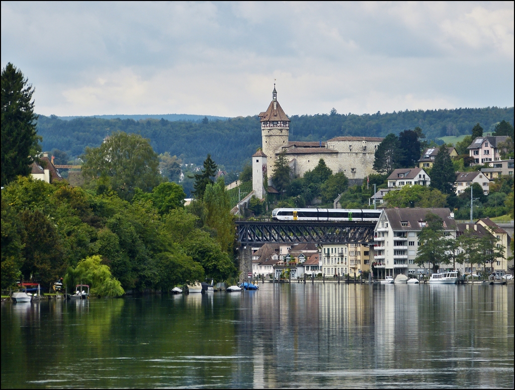 - Was Armin kann, bringe ich auch fertig - Am 13.09.2012 sind wir mit dem Schiff von Konstanz nach Schaffhausen gefahren. Kurz bevor das Schiff in Schaffhausen anlegte, fotografierte ich die mittelalterliche Festungsanlage Munot. Zu Hause am PC stellte ich fest, dass ich ein Bahnbild gemacht hatte, denn just in dem Moment befuhr ein Thurbo GTW RABe 526 die Rheinbr�cke in Schaffhausen. (Jeanny)