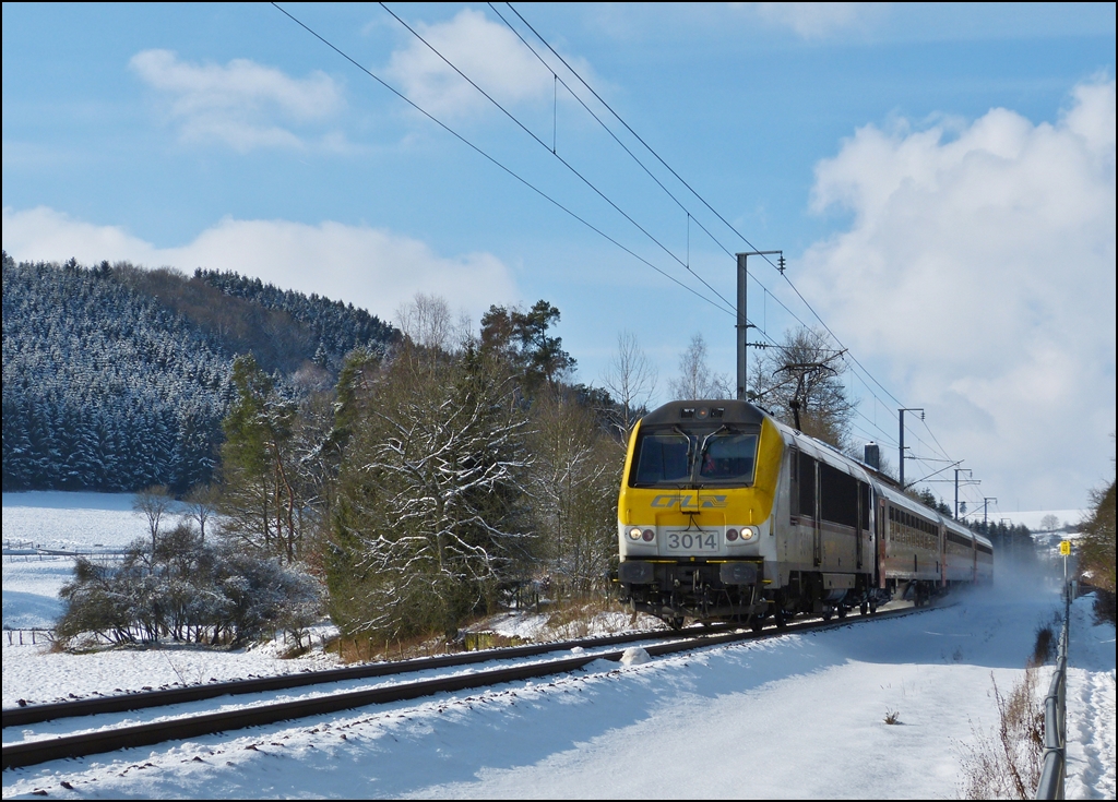 - Winter in Luxemburg - Bis in den hohen Norden des Gro�herzogtums mussten wir fahren, um etwas Winter zu finden. Der leicht versp�tete IR 115 Liers - Luxembourg durchfuhr am 09.02.2013 das verschneite Tal der Wiltz zwischen Troisvierges und Maulusm�hle. (Jeanny)