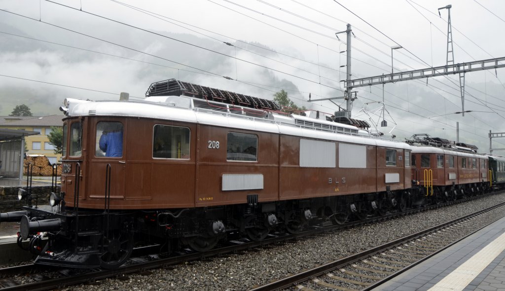 100 Jahre L�tschbergbahn. BLS Ae 6/8 208 und 205 warten vor dem historischen Sonderzug auf die Abfahrt nach Kandersteg. (29.06.2013)