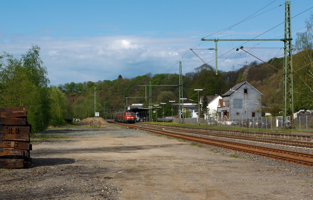 111 011-3 mit dem RE 9 (Rhein-Sieg-Express) Aachen - K�ln - Siegen rauscht am Haltepunkt Brachbach, der jedoch bereits auf der Gemarkung Mudersbach liegt, in Richtung Siegen (30.04.2012).  Links sind leider Ab- & Bereitstellungsgleise zur�ck gebaut worden, es ist nur noch eins vorhanden. Es hat so nur den Vorteil das sich ein guter Fotopunkt, f�r Z�ge die von Betzdorf kommen, ergibt.