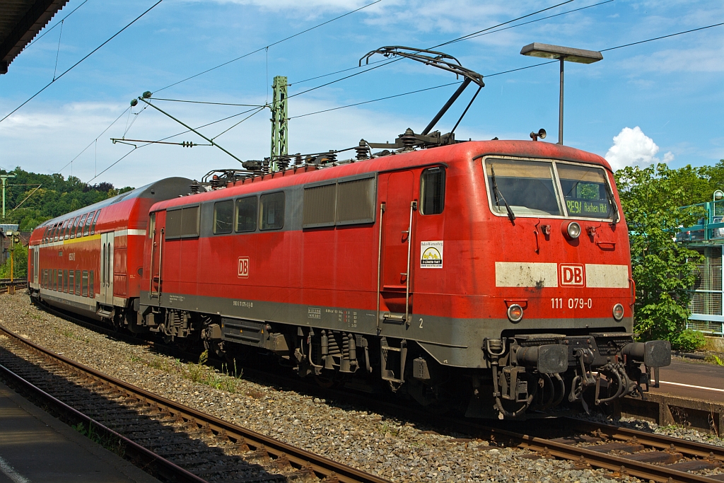 111 079-0 als Schublok von RE 9 (Rhein-Sieg-Express) Siegen-K�ln-Aachen, hier beim Halt am 03.07.2012 in Betzdorf (Sieg).