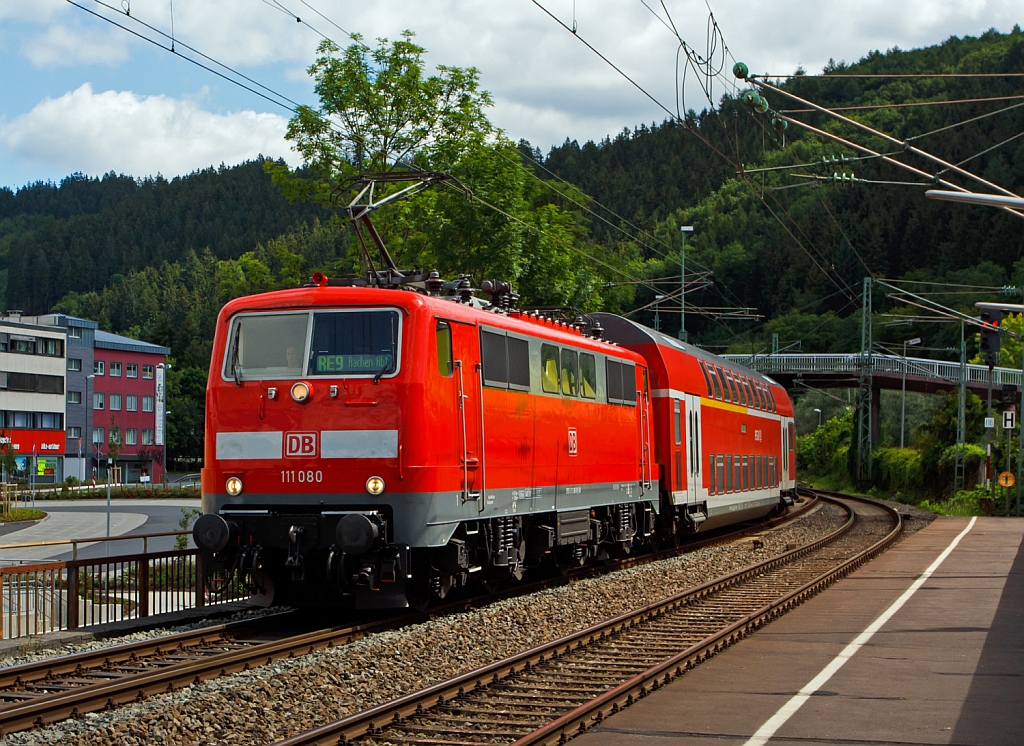 111 080-8 zieht am 22.07.2012 den RE 9 (Rhein-Sieg-Express) Siegen - K�ln - Aachen in den Bahnhof Betzdorf/Sieg (Schublok war hier 111 014-7).