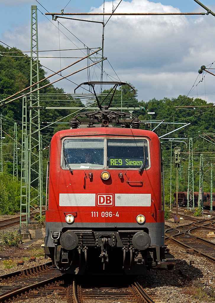 111 096-4 kommt mit dem RE 9 (Rhein-Sieg-Express) Aachen - K�ln - Siegen, von K�ln und f�hrt gleich (22.07.2012) in den Bahnhof Betzdorf (Sieg) ein.
Keine Angst, ich stand am Ende des Bahnsteiges.