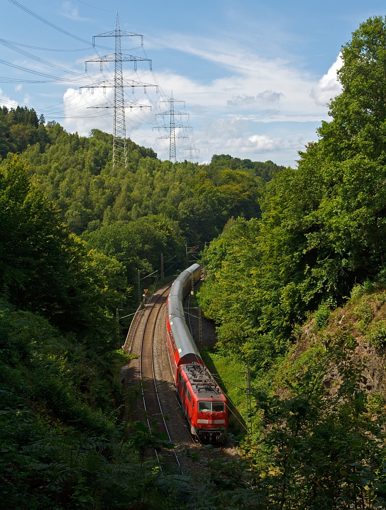111 118-6 schiebt den RE 9 (Rhein-Sieg-Express) Siegen - K�ln - Aachen am 05.08.2012 in Richtung K�ln. Hier hat der RE den Scheuerfelder Tunnel verlasen und �berquert, wie so oft auf dieser Strecke, die Sieg.