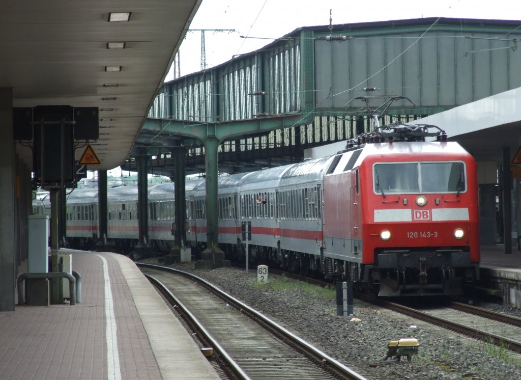 120 143 mit IC in Duisburg Hbf
