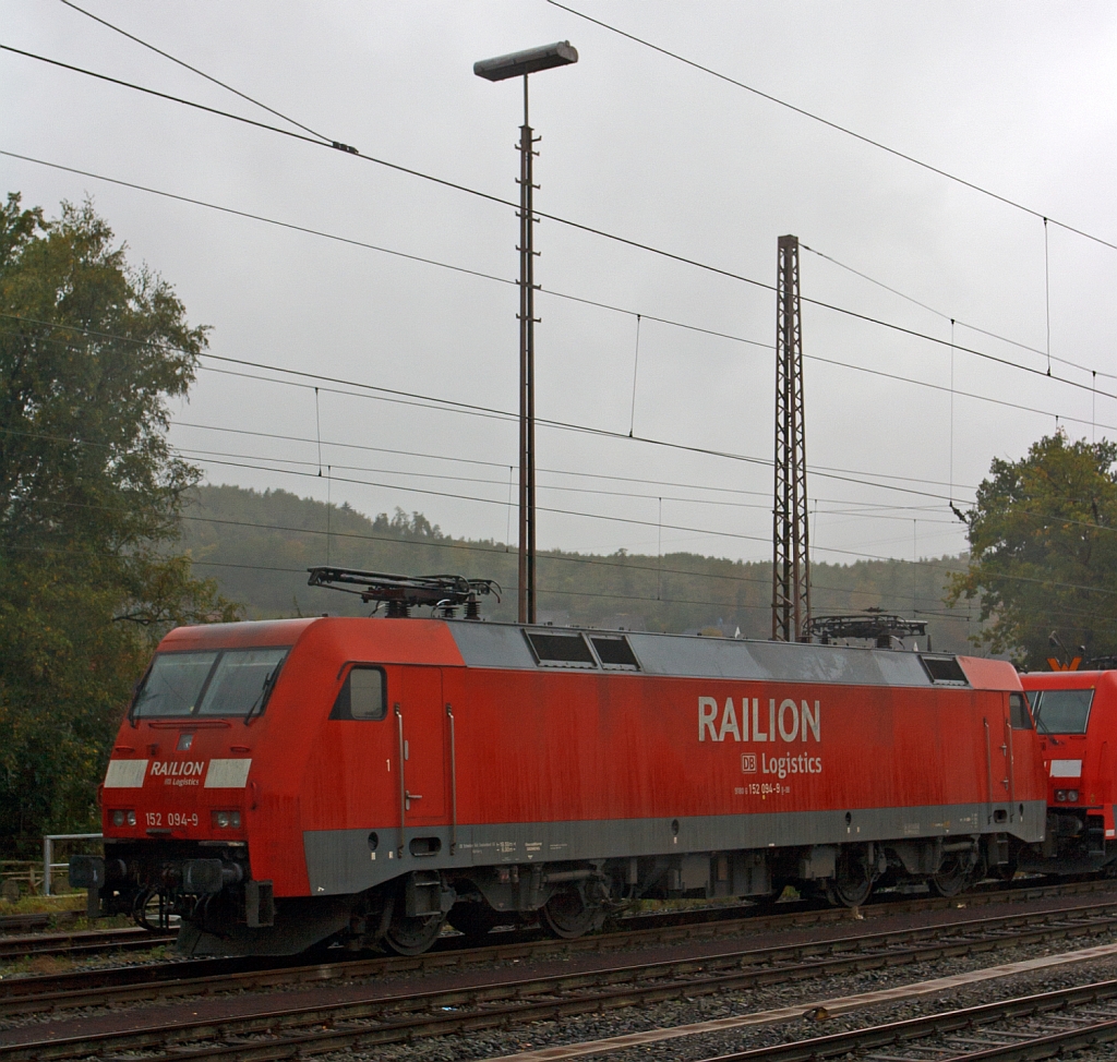 152 094-9 der DB Schenker Rail abgestellt am 06.10.2012 in Kreuztal. Die Baureihe 152 ist eine Siemens ES64F Hochleistungslokomotive aus der EuroSprinter-Typenfamilie f�r den schweren G�terzugverkehr. Diese Bo&acute;Bo&acute; Loks haben eine Dauerleistung von 6.400 kW, eine H�chstgeschwindigkeit 140 km/h und eine Anfahrzugkraft von 300 kN. 
