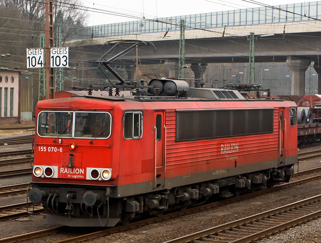 155 070-6 der DB Schencker Rail hat am 10.03.2012 einen G�terzug nach Kreuztal gebracht, nun f�hrt sie auf das zugewiesene Abstellgleis.
