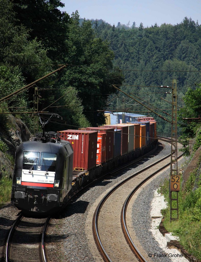 182 565-2 MRCE Dispolok ES 64 U2-065 vor G�terzug Richtung Regensburg, KBS 880 N�rnberg - Passau, fotografiert im Felsdurchbruch bei Deining am 26.07.2012 --> Unmittelbar hinter dem Felsdurchbruch schlie�t sich die Br�cke �ber die Wei�e Laber an. Hinten rechts ist bereits das Br�ckengel�nder zu sehen.  