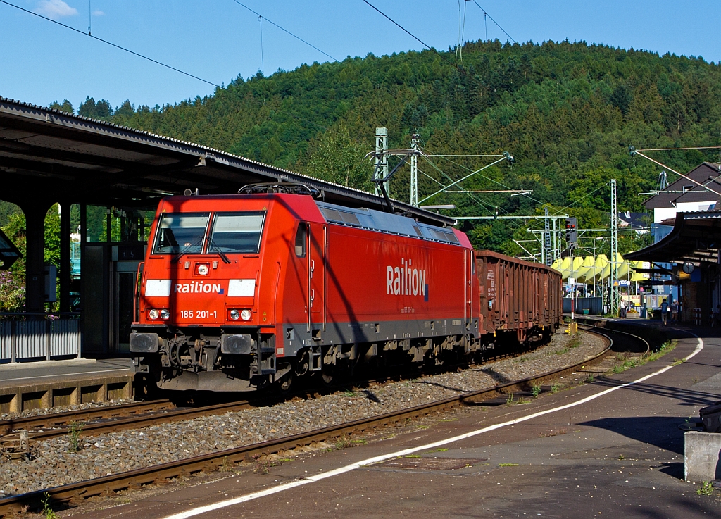 185 201-1 der DB Schenker Rail f�hrt am 10.08.2012 mit einem gem. G�terzug durch Betzdorf (Sieg) in Richtung K�ln. 
Leider mit starken Schattenw�rfen. 
Einen freundlichen Gru� an den Lokf�hrer zur�ck.
