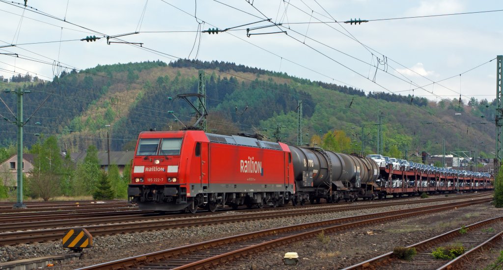 185 222-7 der DB Schenker Rail zieht einen gemischten G�terzug am 01.05.2012 durch Betzdorf/Sieg in Richtung K�ln.