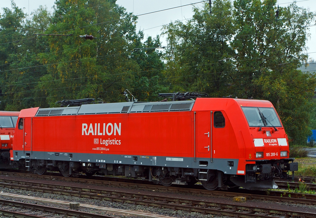 185 289-6 der DB Schenker Rail abgestellt am 06.10.2012 in Kreuztal. Die Baureihe 185.2 ist eine Bombardier TRAXX2, genau eine TRAXX F140 AC2. Insgesamt sind heute �ber 1200 Lokomotiven der TRAXX-Typenfamilie von europ�ischen Bahngesellschaften im Einsatz oder bestellt.