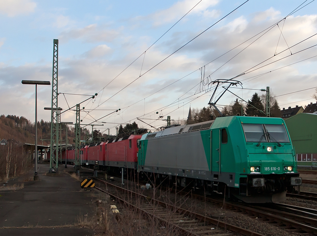 185 616-0 (eine TRAXX F140 AC2, Baujahr 2008) zieht am 04.02.2012 mit sechs 143ern am Haken durch den Bahnhof Betzdorf/Sieg in Richtung K�ln.