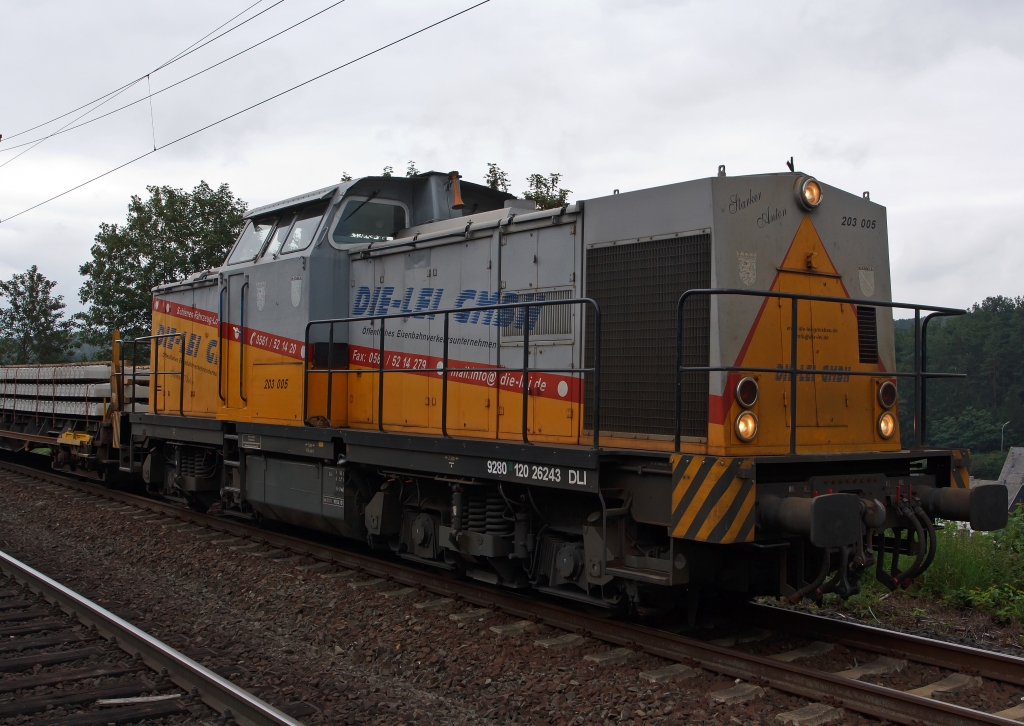 
203 005  Starker Anton  (92 80 1202 624-3 D-DLI) der Die-Lei GmbH (Kassel) rangiert am 30.07.2011 in Wilnsdorf-Rudersdorf (KBS 445) einen Schwellenzug. Die Betreiberbezeichnung 203 005 ist eigentlich nicht richtig, denn laut NVR-Nr. ist es die 202 624-3, es ist keine zur 203 umgebaute V 100.1.

Die Lok vom Typ V 100.1 (DR) (Bauart B'B'-dh) wurde 1972 von LEW unter der Fabrik-Nr. 13500 gebaut. Auslieferung erfolgte als 110 461-1, 1982 Umbau in 112 461-9, 1992 Umzeichnung in 202 461-0, 1997 Ausmusterung bei der DB. 2002 ging an NVAG - Nordfriesiche Verkehrsbetriebe AG als 203.005, bis sie 2007 an die Die-Lei ging hatte sie mehre Stationen teil als Mietlok.