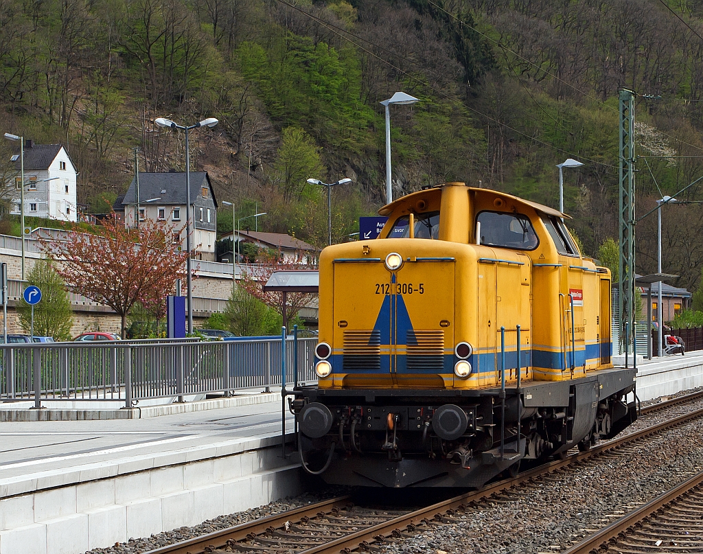 212 306-5 der DB Bahnbau Gruppe f�hrt am 27.04.2012 durch den Bf. Kirchen/Sieg in Richtung Siegen. Die V 100.20 wurde 1966 unter der Fabrik-Nr. 1000353 bei MaK gebaut und als V 100 2306 da die Deutsche Bundesbahn ausgeliefert, 1968 erfolgte die Umzeichnung in 212 306-5 .