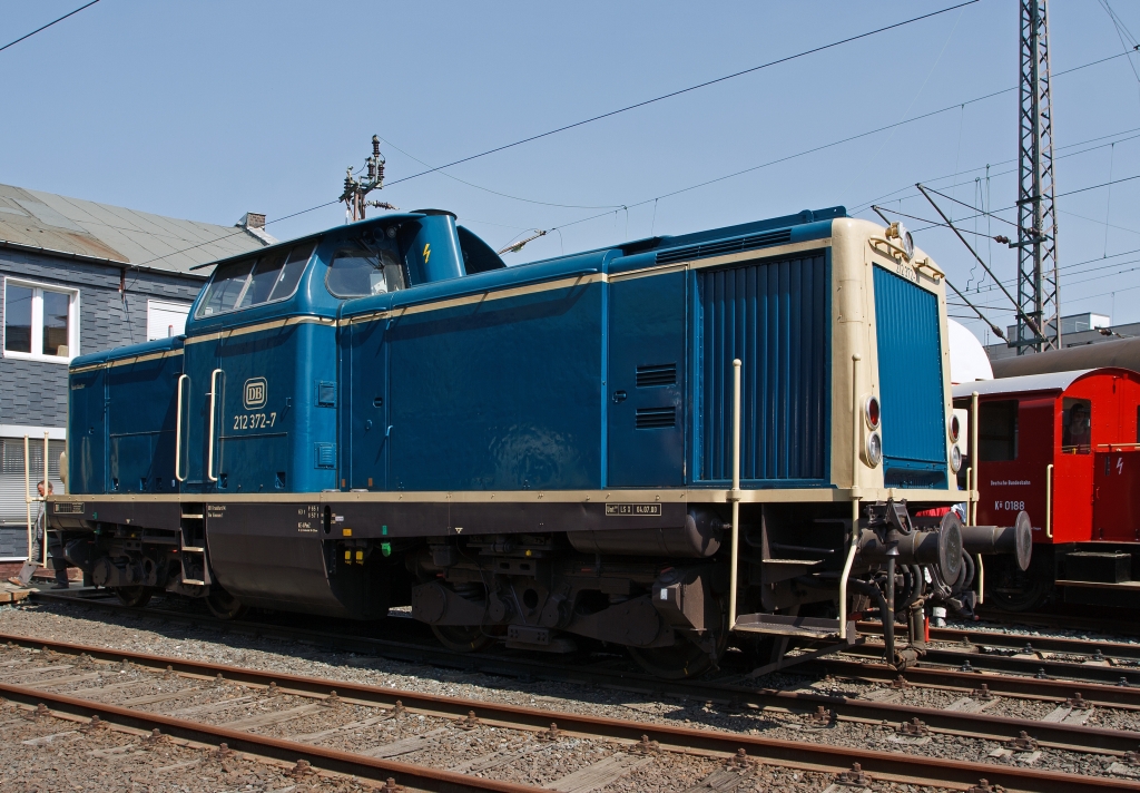 212 372-7 (V100.20) am 23.04.2011 im S�dwestf�lische Eisenbahnmuseum in Siegen. Die Lok wurde 1965 bei Deutz mit der Fabriknummer 57772 gebaut und als V100 2372 in Dienstgestellt, sie hat eine Leistung von 1350 PS.