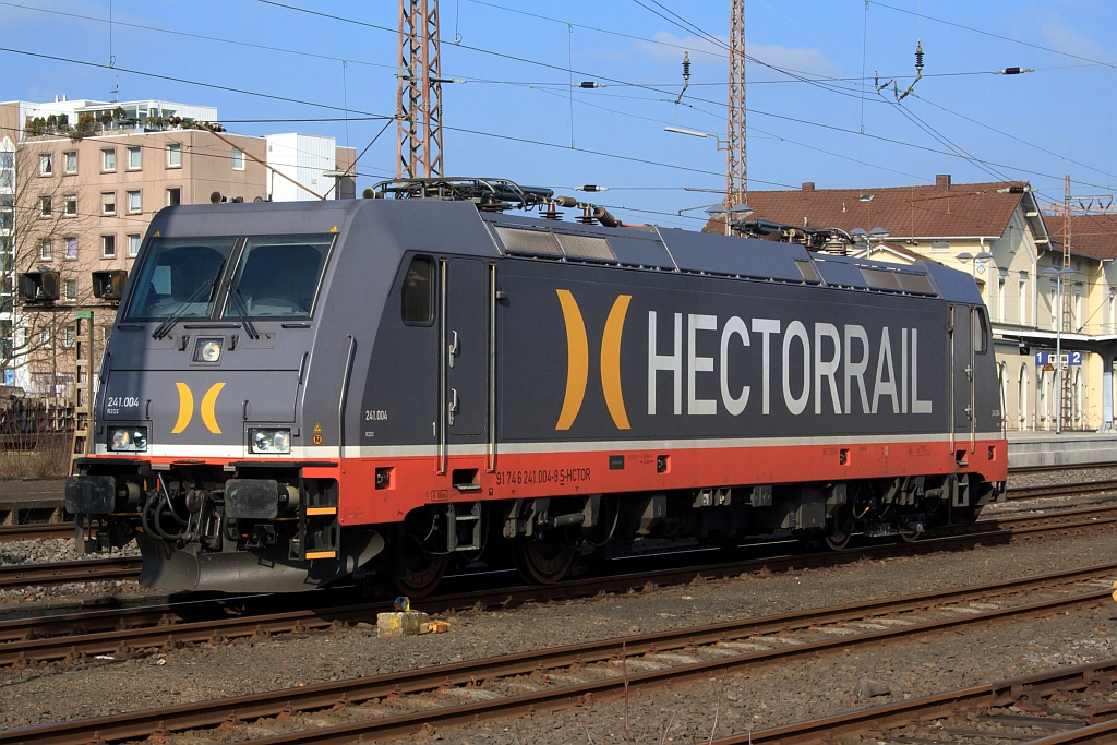 
241.004  R2D2  der HECTOR RAIL am 21.02.2011 in Siegen-Weidenau abgestellt, die Lok war bei Bombardier im Werk Netphen (Dreis-Tiefenbach) zur Untersuchung.  Die 241 ist eine Bombardier TRAXX F140AC2.  Es sind Zweisystemloks, um auch in D�nemark eingesetzt werden zu k�nnen, die im wesentlichen der deutschen Baureihe 185.2 entsprechen. 