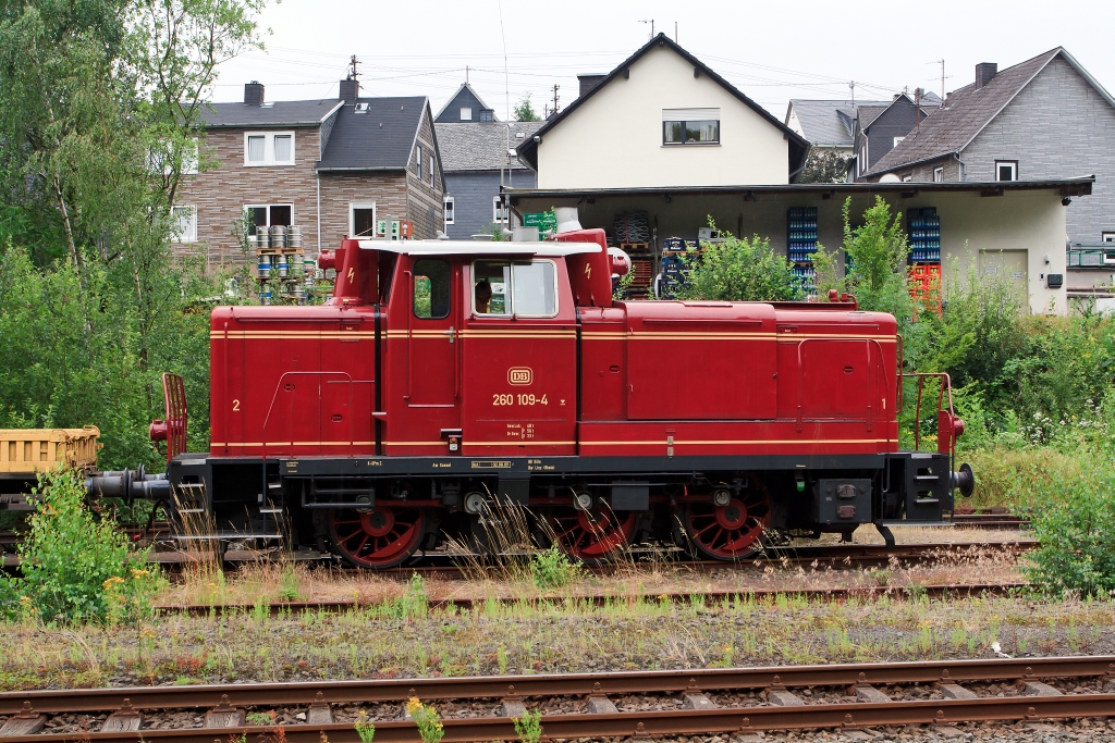 260 109-4 (V60) mit Kranzug der Fa. K�lngleis am 13.07.2011 in Herdorf. Der Zug kommt aus Richtung Haiger und muss den Regelverkehr abwarten. Die Lok wurde 1956 als V 60 109 unter der Fabriknummer 600029 von MaK gebaut. 