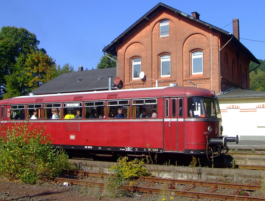 27.09.2009 11:54 Uhr am Bahnhof Herdorf/Sieg ein VT 98 im Plandienst wie in den fr�hen 90ern.