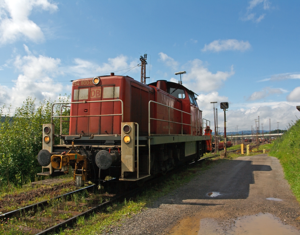 294 800-8 (V90 remotorisiert) der DB Schenker am 08.08.2011 in Kreuztal am Ablaufberg, ein paar Meter weiter unter blauen Himmel. Die Lok wurde 1971 bei Jung, Jungenthal bei Kirchen a.d. Sieg unter der Fabriknummer 14146  als 290 300-3 f�r die DB gebaut, 1997 Umbau in 294 300-9, 2002 Remotorisierung mit MTU-Motor und Umzeichnung in 294 800-8
