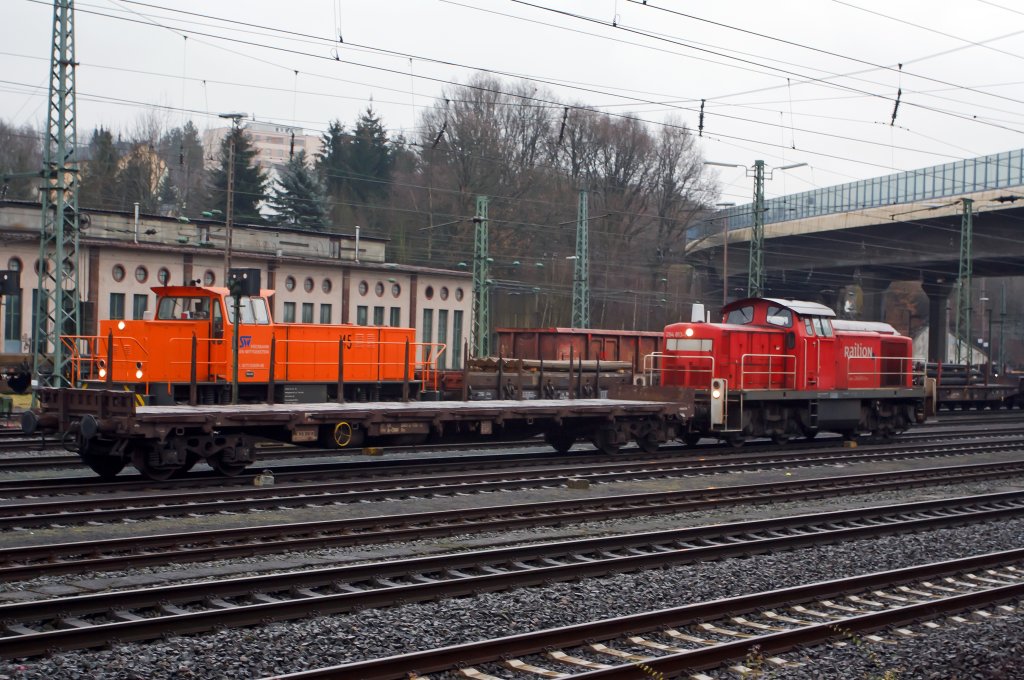 294 813-1 (V 90 remotorisiert) der DB Schenker Rail Deutschland AG am 23.12.2012 in Kreuztal mit leerem Wagen. Die Lok wurde 1972 bei Henschel gebaut (Fabr.-Nr. 31582 ), 2007 erfolgte die Remotorisierung mit MTU-Motor 8V 4000 R41 und Umbezeichnung. Dahinter die Lok 45 (MaK G 1204 BB) der  Kreisbahn Siegen-Wittgenstein (KSW), mit Edelstahlkn�ppel beladen Schwerlastwagen welche sie von Deutschen Edelstahlwerke (DEW), Siegen begracht hat.