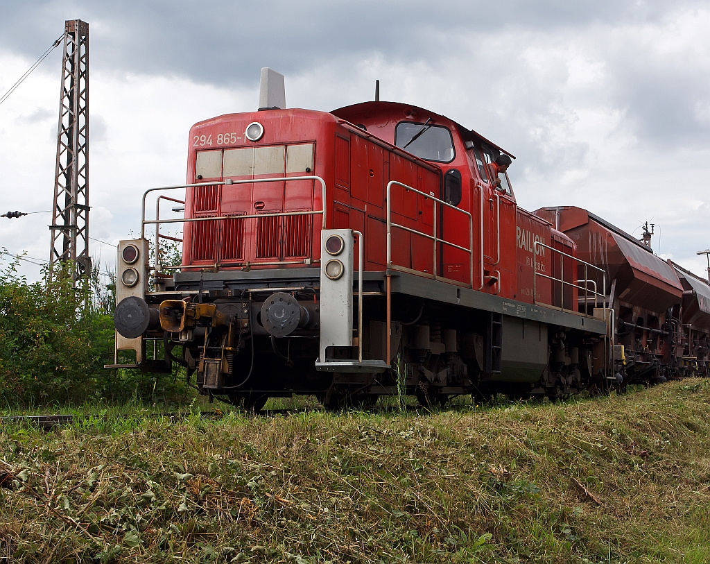 294 865-1 (V90 remotorisiert) der DB Schenker beim abstossen von Wagons am 16.08.2011 inKreuztal am Ablaufberg. Die Lok wurde 1973 bei MaK unter der Fabriknummer 1000640 als 290 365-6 f�r die DB gebaut, 1999 Umzeichnung in 294 365-2, 2007 Remotorisierung mit MTU-Motor und Umzeichnung in 294  865-1.