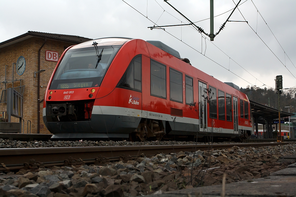 640 003 ein LINT 27 der DreiL�nderBahn hat als RB 95 (Au – Betzdorf – Siegen) am 04.03.2012 den Bahnhof Betzdorf/Sieg verlassen und f�hrt weiter in Richtung Siegen.