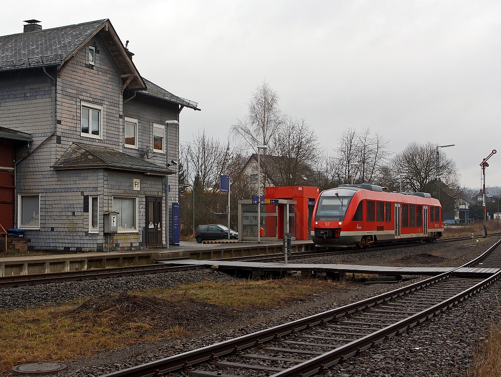 640 015 (LINT 27) der 3-L�nder-Bahn als RB 93 (Rothaarbahn) kommt von Bad Berleburg und f�hrt hier  am 14.01.2012 in den Bahnhof Kreutztal-Ferndorf ein.