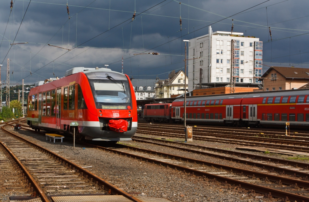 640 019 (LINT 27) der Dreil�nderbahn abgestellt am 17.09.2011 am Hbf Siegen. Hinten steht eine 111 093-1 mit dem RE 9 (Rhein-Sieg-Express). Die Aufnahme wurde aus dem S�dwestf�lischen Eisenbahnmusem gemacht.