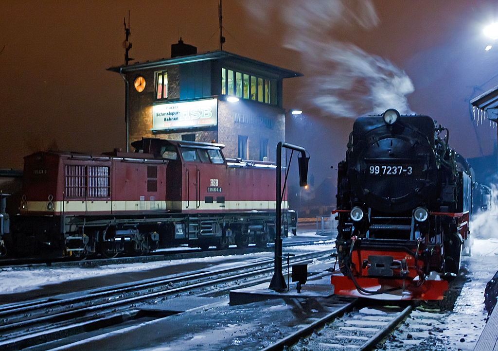 Abends (am 22.03.2013) beim BW der HSB (Harzer Schmalspurbahnen GmbH) in Wernigerode. 
Vorne die Neubaulok 99 7237-3 warm abgestellt, hinten ein  Harz Kamel   die 199 874-9  ex DR 110 874-5, ex DR 229 115-6. 
(Aufnahme aus der Hand)
