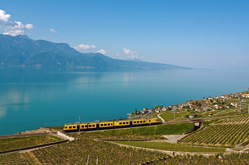 Abschied von diesem Zug wohl in dieser Farbgebung zum letzten Mal zusehen war. Am 28.05.2012 verkehrte der  Train des Vignes  (S31 -  Puidoux-Chexbres nach Vevey) wohl zum letzten Mal in dieser Zugskomposition  (SBB RBDe 560 131-5 mit Steuerwagen Bt 50 85 29-35 931-9) und Farbgebung. In der N�he von Chexbres macht er seinem Namen alle Ehre in den Weinbergen des Lavaux hoch �ber dem Genfersee, hier f�hrt er Richtung Vevey. Aus gut unterrichteten Kreisen ist zu h�ren: Das der Triebwagen vorl�ufig noch unfotogen in Lausanne abgestellt ist und der Steuerwagen bereits in Olten im Domino-Umbau ist.