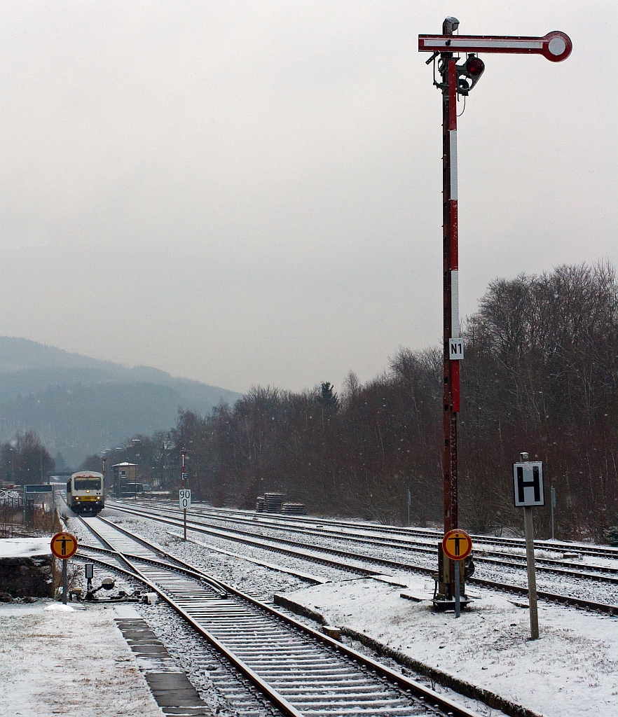 Als Ersatzverkehr f�r die Hellertalbahn f�hrt am 19.02.2013 (9:10 Uhr) der Dieseltriebwagen  VT/VS 51 (BR 628.4)  Daadetalbahn  der Westerwaldbahn (WEBA) , als RB 96 - Hellertalbahn (Dillenburg-Haiger-Neunkirchen-Herdorf-Betzdorf), in den Bahnhof Herdorf ein.
