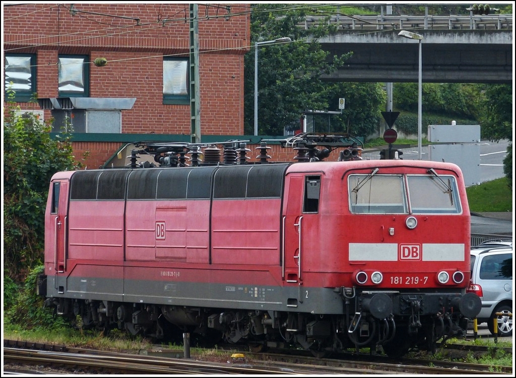 Am 28.07.2012 war die 181 219-7 im Hauptbahnhof von Koblenz abgestellt. Da Armin diese Baureihe schon ausf�hrlich beschrieben hat, kann ich meine Bildbeschreibung etwas k�rzer gestalten. ;-) (Hans)
