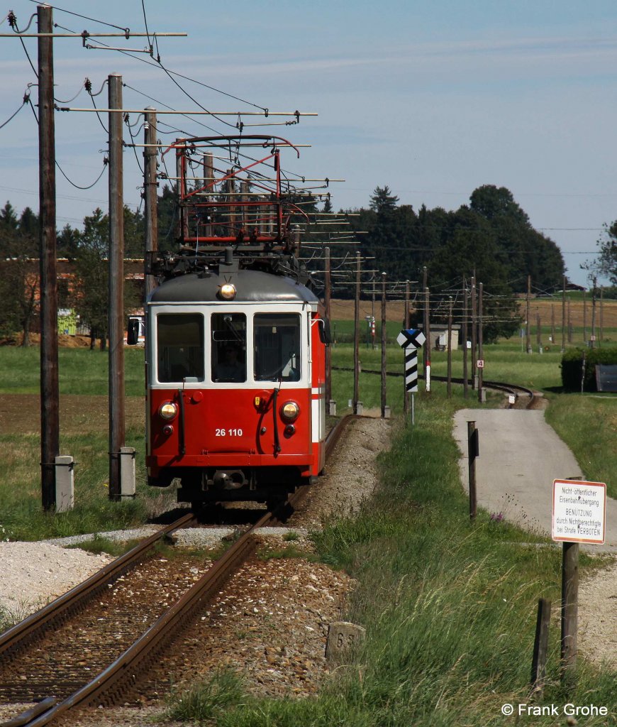 Attergaubahn ET 26 110 der Stern & Hafferl Verkehrsgesellschaft m.b.H. im Planeinsatz bei Hipping, Lokalbahn V�cklamarkt – Attersee Spurweite 1.000 mm, fotografiert am 26.08.2010 --> Der Triebwagen wurde 1949 von Schindler Waggon Schlieren (SWS) + Maschinenfabrik Oerlikon (MFO) f�r die Sernftalbahn gebaut, wo er bis 1969 als CFe 4/4 Nr. 5 im Dienst stand. Von 1969-1985 erfolgte der Einsatz bei der Chemins de fer Aigle-Ollon-Monthey-Champ�ry (AOMC) als BDe 4/4 Nr. 111. Seitdem ist der Triebzug bei der Attergaubahn.