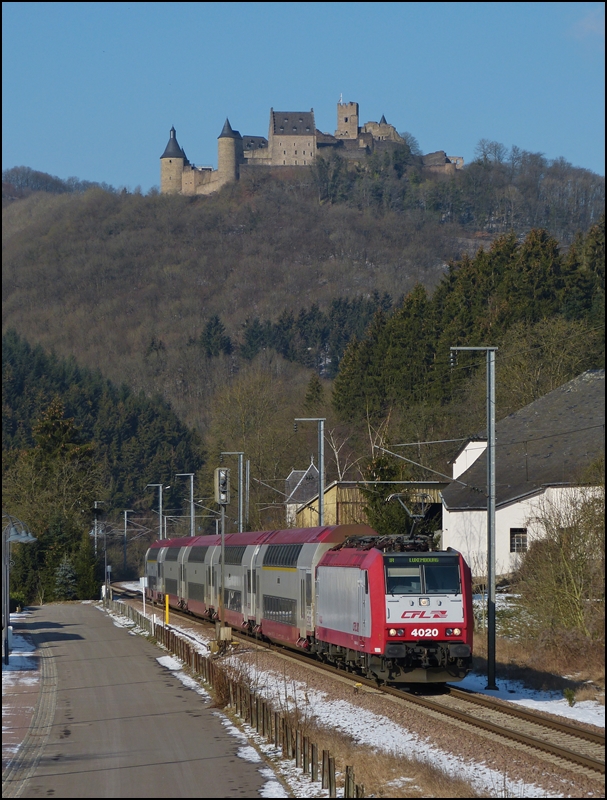 Auch rote Loks machen eine gute Figur in Michelau. Am 10.02.1012 zieht die 4020 den IR 3737 Troisvierges - Luxembourg durch das Sauertal, w�hrend die Burg Bourschied oben auf ihrem Berg thront. (Jeanny)