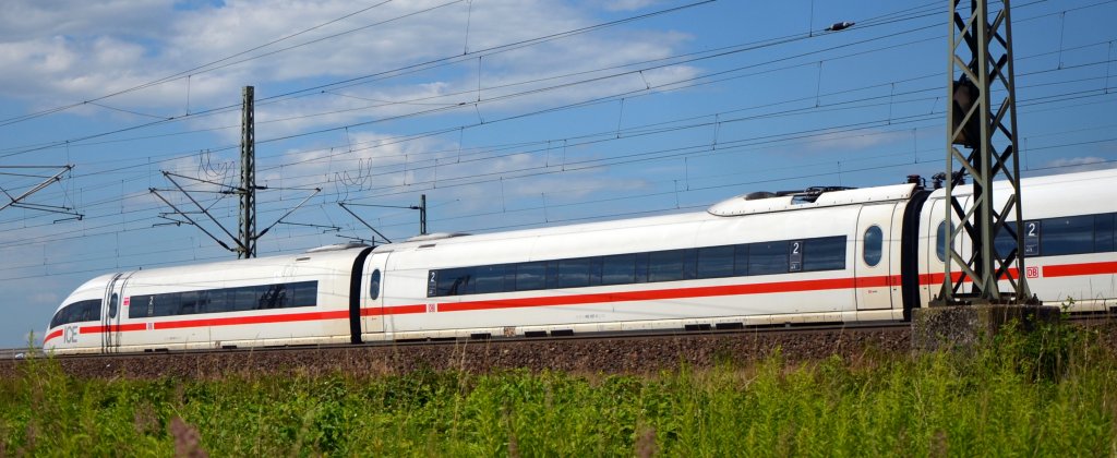 Aufgrund er Aufnahmeposition scheint der ICE 3 �ber die Schienen zu schweben. Der Zug befindet sich am 07.07.2012 auf dem Weg nach K�ln zwischen Porz-Wahn und Porz (Rhein)