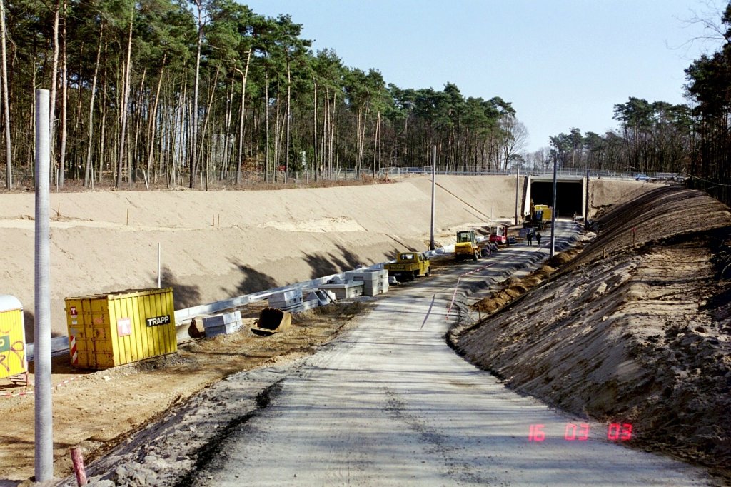 Bauarbeiten an der sog. Flughafenschleife der NBS K�ln Frankfurt. Diese Strecke zweigt in K�ln Vingst zum Flughafen K�ln/Bonn ab, unterquert das Gel�nde des Gest�ts R�ttgen und des Flughafens in Tunnellage und erreicht in Porz-Wahn wieder die Stammstrecke. Im Hintergrund das Portal des Flughafentunnels �ber den der Mauspfad verl�uft. (21.03.2003)