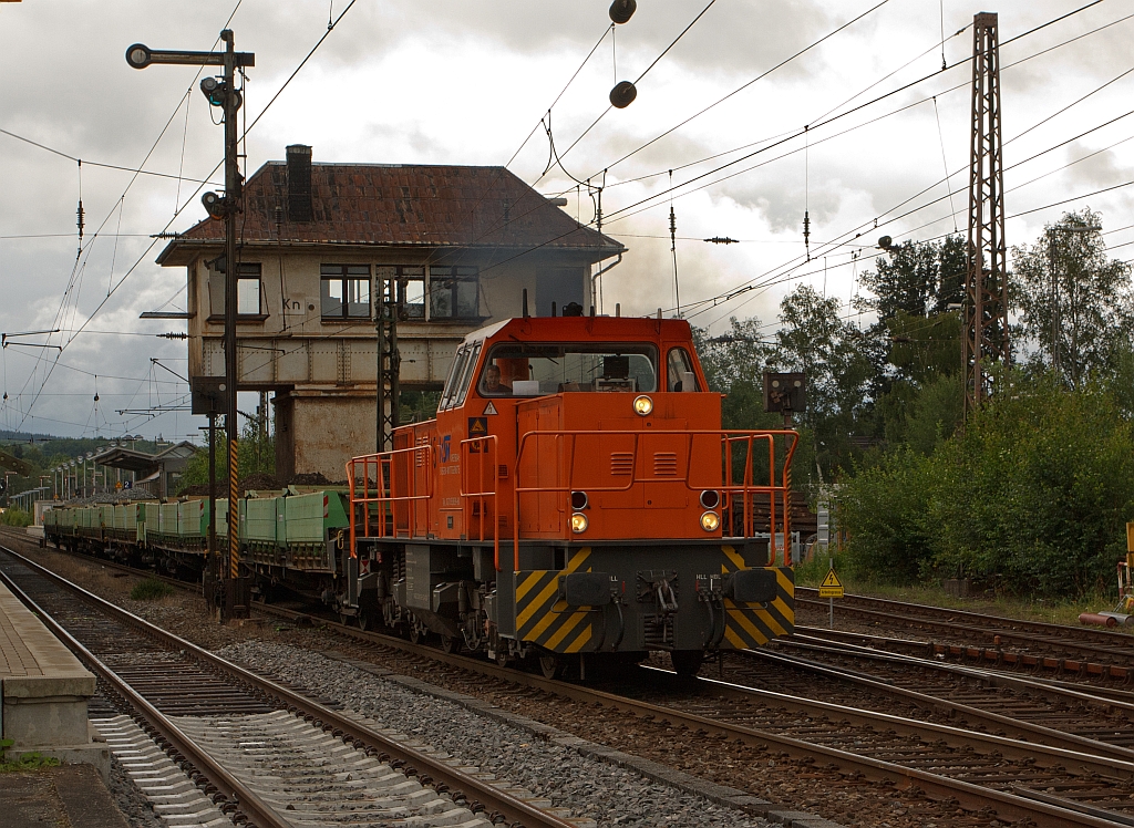 Baueinsatz: Die Lok 45 (MaK G 1204 BB) der  Kreisbahn Siegen-Wittgenstein (KSW) mit Schotterzug (Muldenkippwagen Fakks der Fa. Wittfeldt) am 30.07.2011 in Kreuztal im Bahnhofsbereich.